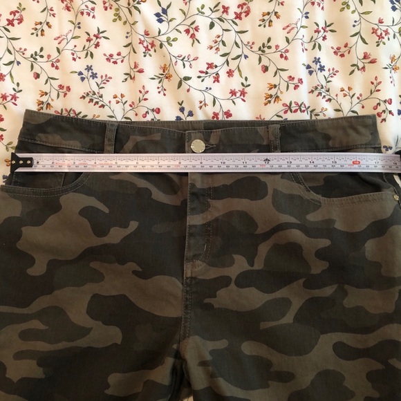 Chico’s Black Label Collection Camo Ankle Jeans 2P - Picture 6 of 8